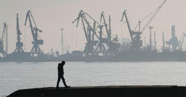 Massive explosion at sea causes death in Mariupol, suspected torpedo