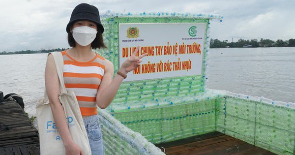 Unique boat made from 2,500 plastic bottles in the middle of Hau River