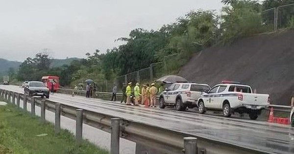 Bus collision on Noi Bai highway