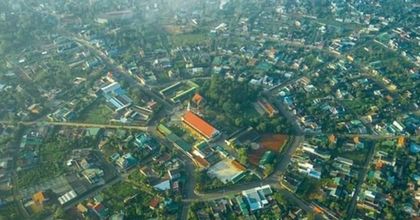 What in the village in Vietnam is likened to the Arc de Triomphe of Paris because of its beautiful planning?  Located in a poetic land, nature favors paradise-like scenes