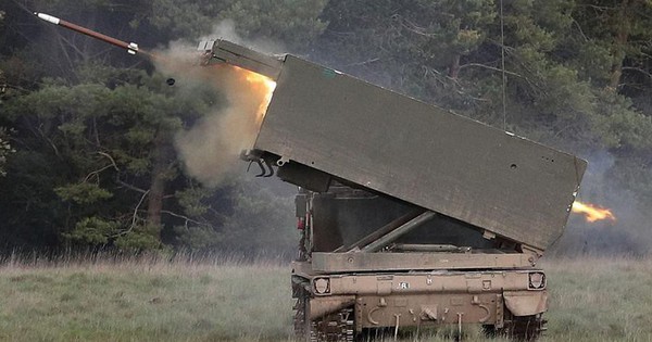 What tactics does Ukraine use to deal with Russian artillery power?