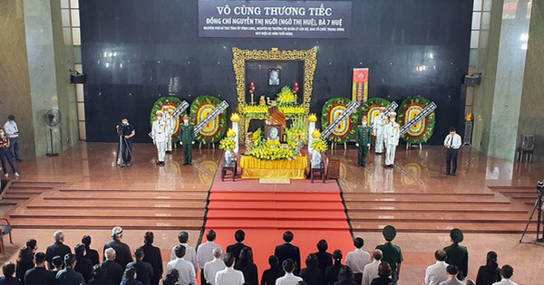 Touched by lines of mourning books to say goodbye to Mrs. Ngo Thi Hue – wife of the late General Secretary Nguyen Van Linh