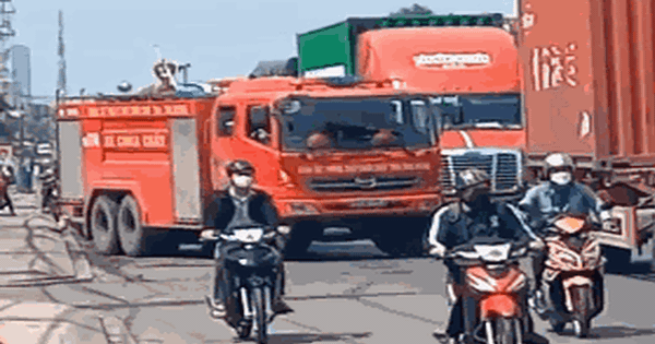 Serious traffic jam in Binh Duong, fire trucks helpless