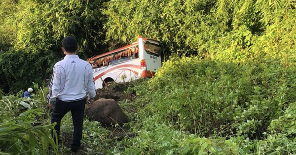 thumbnail - Hiện trường vụ xe khách chở 27 người lao xuống vực trên đèo Đại Ninh