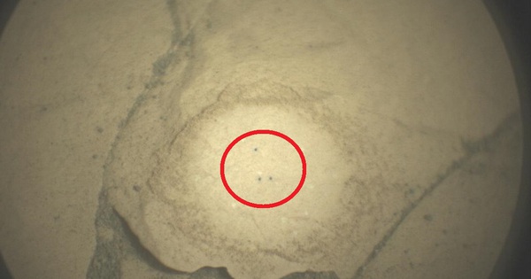 thumbnail - Dùng laser khắc chữ trên đá, robot của NASA đang thực hiện nhiệm vụ gì trên sao Hỏa?