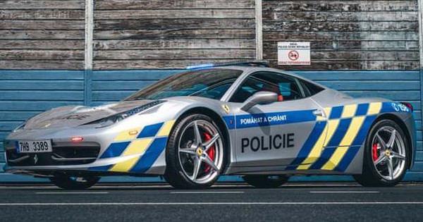 thumbnail - "Chơi lớn" như cảnh sát Séc: Biến siêu xe Ferrari của tội phạm thành xe tuần tra