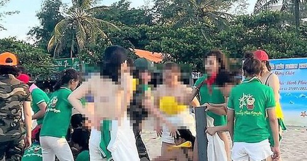 thumbnail - Nhóm nữ du khách cởi áo ngực chơi team building ở bãi biển: Làm bản tường trình, xin lỗi