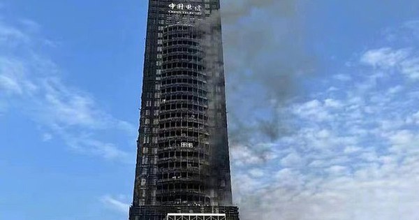 thumbnail - Hình ảnh tòa nhà 42 tầng cháy đen ở Trung Quốc