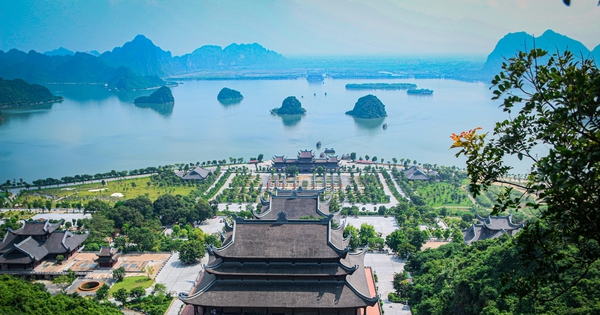 thumbnail - 5 ngôi chùa có hồ nước như tiên cảnh: Hồ ở Việt Nam đẹp mĩ miều