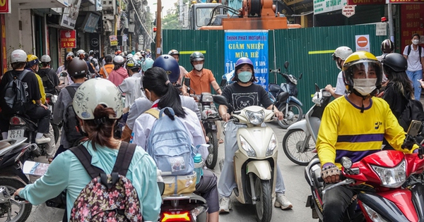 thumbnail - Hà Nội: 'Lô cốt' án ngữ giữa đường khiến người dân khổ sở di chuyển