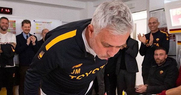 Mourinho có hành động đáng ngưỡng mộ trong buổi sinh nhật tuổi 60|bongda toancau