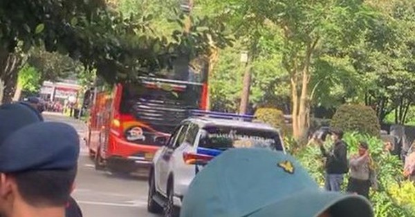 Nghi án xe bus chở ĐT Việt Nam tới sân Bung Karno bị ném đạn hơi cay|viet nam philippin aff cup 2018