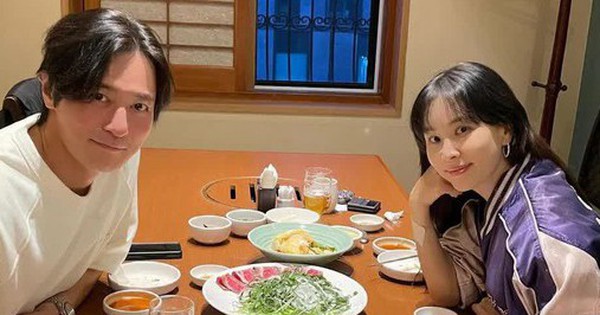 Vợ chồng Jang Dong Gun khoe ảnh ngọt ngào kỷ niệm 13 năm ngày cưới, ngoại hình tuổi 50 khiến netizen ngỡ ngàng