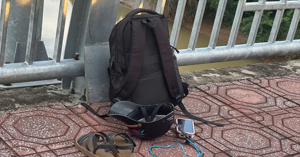 Cô gái sắp xếp đồ đạc gọn gàng trước khi gieo mình xuống sông