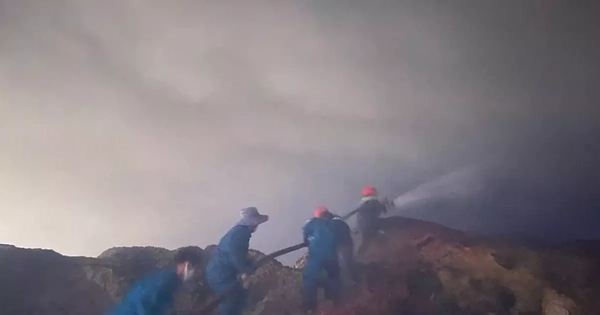 Cháy xưởng gỗ, lực lượng chức năng dập lửa xuyên đêm