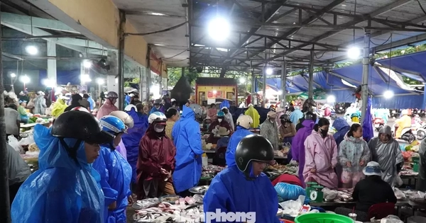 Người dân Đà Nẵng đi mua thực phẩm "tích trữ 3 ngày" từ tinh mơ