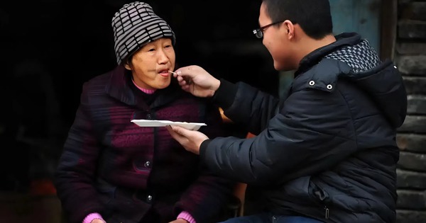 Con cái hiếu thảo thật hay giả dối? Cha mẹ chỉ cần nhìn vào 3 điều sau là rõ mười mươi!