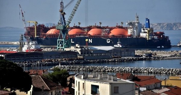 Tẩy chay khí đốt Nga, châu Âu đang mua năng lượng của Mỹ với giá “đắt ngang nước hoa Chanel”