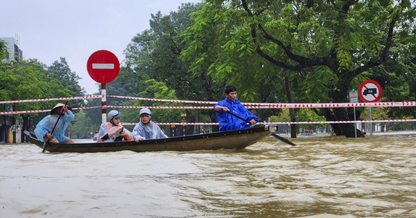 Chuyên gia lý giải nguyên nhân đợt mưa đặc biệt lớn kéo dài gây lũ đặc biệt lớn trên các sông ở Huế, Đà Nẵng