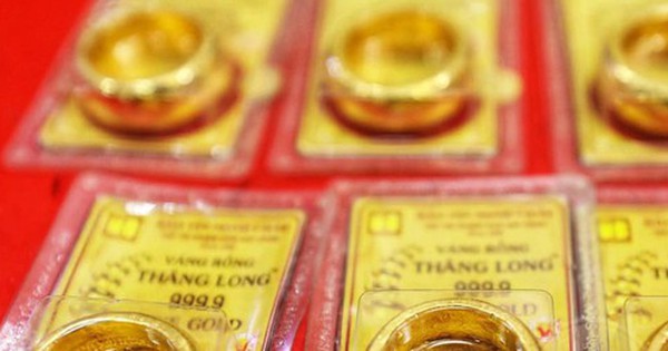 Giá vàng nhẫn giảm gần 3 triệu đồng/lượng, chiều nay, một nhà vàng lớn ở Hà Nội thông báo: Mỗi khách được mua tối đa 50 chỉ, nhận vàng ngay