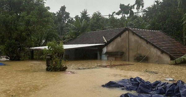 Lũ trên sông Vu Gia - Thu Bồn phá vỡ kỷ lục lịc...