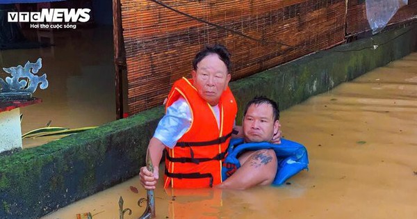 Lũ sông Hương xuống sát báo động 3, hơn 44.500 ngôi nhà ở Huế bị ngập