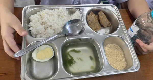 Suất ăn bán trú 25.000 đồng gồm 1 quả trứng, 3 miếng chả nhỏ: Hiệu trưởng nói gì?