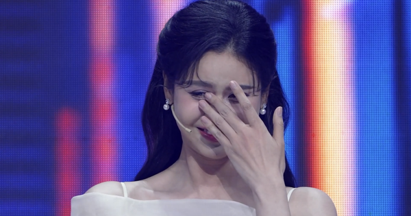 Nữ ca sĩ làm mẹ đơn thân 6 năm, bật khóc vì 1 câu nói của đàn chị