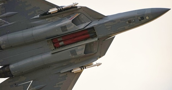 Su-57 lộ "hình hài" mới gắn thêm vũ khí: Đã hút khách giờ càng bán chạy hơn