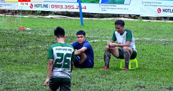 Mang ghế nhựa vào ngồi giữa sân, cầu thủ Việt Nam nhận án phạt nghiêm khắc