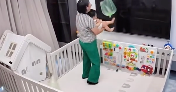 Đi công tác 2 ngày, mẹ bỉm nhớ con liền bật camera lên xem, cảnh tượng khiến cô phải ngỡ ngàng