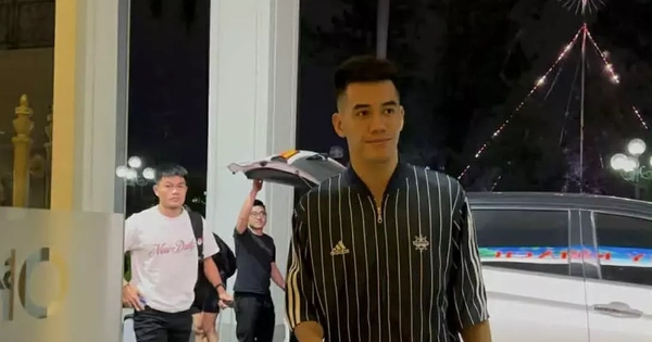 Đội tuyển Việt Nam hội quân trở lại vào tối muộn