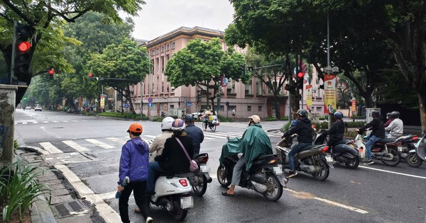 Tài xế dừng đèn đỏ, tay sử dụng điện thoại di động có bị xử phạt?