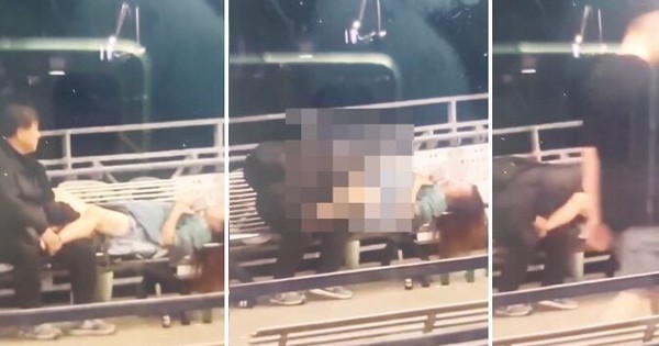 Cặp đôi "thân mật" trên ghế bị người đi đường dùng điện thoại ghi hình và thông báo từ chính quyền