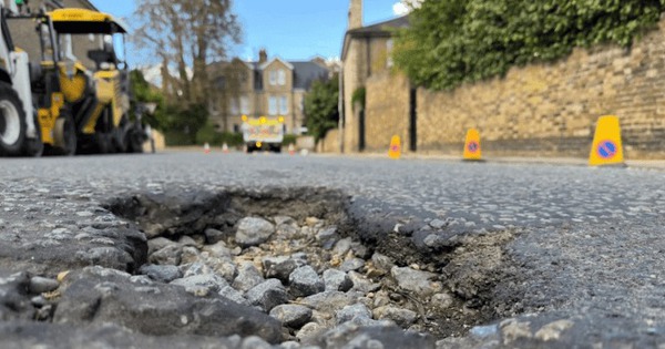 Phát minh có thể làm rung chuyển ngành xây dựng: Nhựa đường thêm ‘chất phụ gia’ cứng hơn thép 200 lần, giải quyết gọn ổ gà, nứt gãy