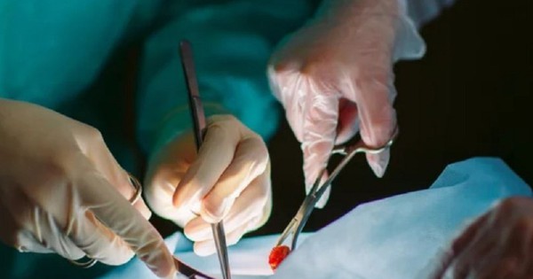 Cậu bé 12 tuổi nằm liệt giường 2 năm vì bị cắt mất 6 nội tạng: Bệnh viện bồi thường 700 triệu đồng