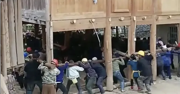 Tin được không: 200 người làm “thần đèn” di chuyển thành công ngôi nhà nặng 6 tấn đi 30m, chủ nhà khẳng định “Không ai lấy tiền công”