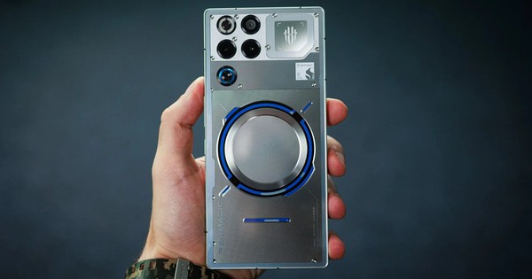 Chuyên gia review: "Lần đầu dùng thử chiếc điện thoại pin 7.500mAh này, tôi quên luôn cả việc cắm sạc"