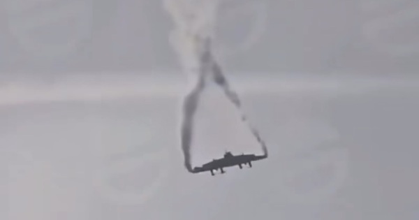 Máy bay quân sự Thổ Nhĩ Kỳ vỡ tan giữa không trung