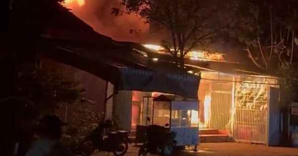 CLIP: Cháy nhà lúc rạng sáng, 2 mẹ con thương vong