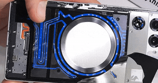 Mổ xẻ flagship Android mới, YouTuber ngỡ ngàng trước công nghệ tản nhiệt như của "người ngoài hành tinh"