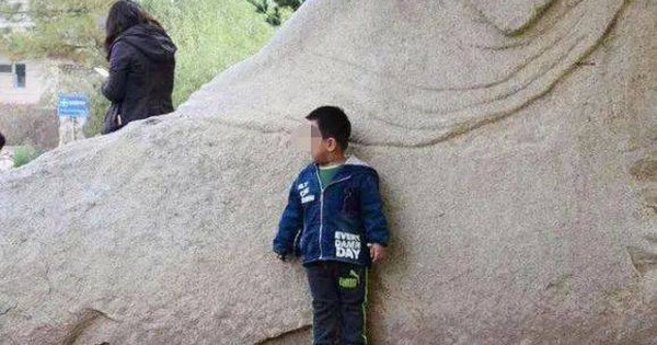 “Mẹ thua rồi, con ra đi" - Bà mẹ chơi trốn tìm cùng con trai, ai ngờ đứa trẻ không bao giờ trở lại nữa!