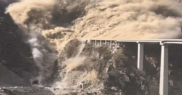 Khoảnh khắc cầu vượt Hồng Kỳ của Trung Quốc đổ sập trong vài giây