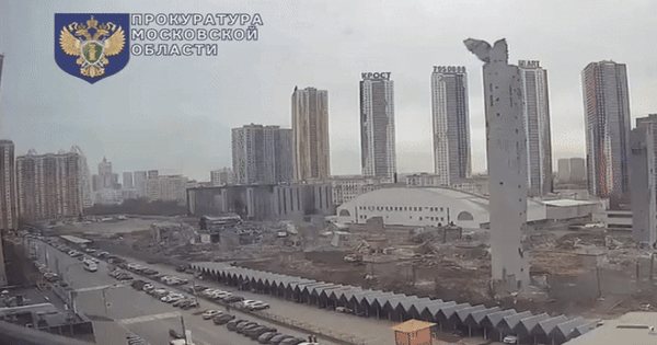 Khoảnh khắc kinh hoàng ở Moscow: Khu trượt tuyết khổng lồ đổ sập, khói bụi nuốt trọn bãi xe!