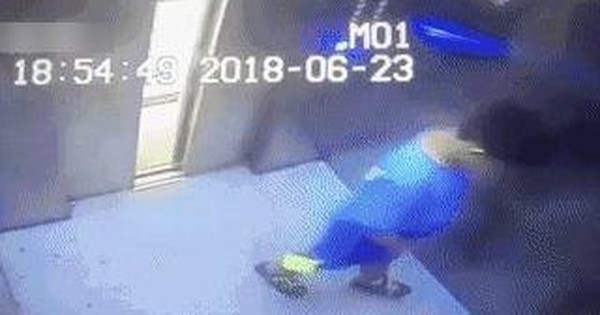 Đứa trẻ tè bậy trong thang máy, phản ứng của bà mẹ nhận được vô số lời khen ngợi: Đây chính là cách dạy con "chuẩn sách giáo khoa"