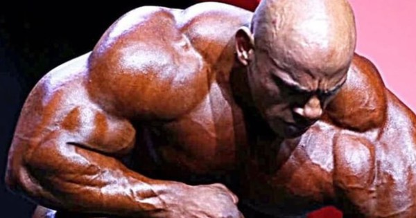 Quái vật thể hình nặng 155 kg, nhìn khối cơ bắp dày đặc, lưng dày như tường thành khiến tất cả sững sờ