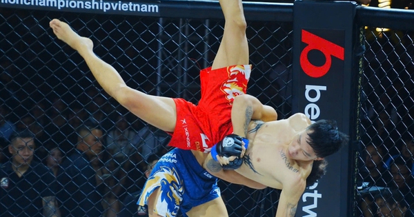 Võ sĩ Trung Quốc quật ngã, khóa cổ khiến cựu 'Thần võ' Việt Nam phải xin thua