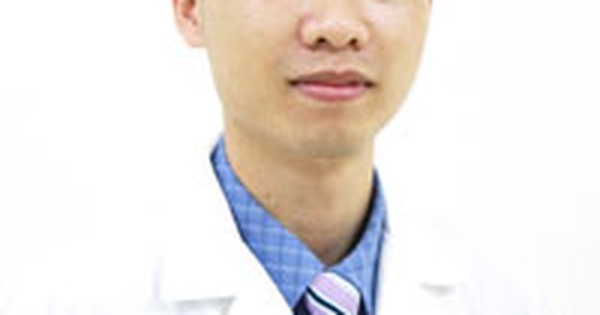 Bác sĩ khiến hơn 2 triệu người thán phục: Bố và anh mất vì ung thư, mẹ đi phụ hồ, chàng trai 38kg đạp xe rách lốp trở thành thủ khoa ĐH