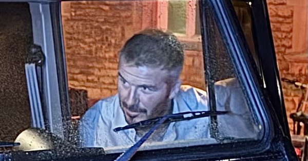 Beckham bị paparazzi bắt gặp ở quán pub