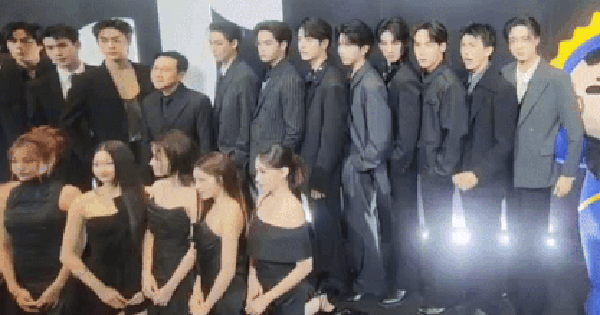 Cả dàn mỹ nhân mặc váy ngắn bị bắt quỳ rạp để chụp ảnh, loạt sao nam đứng trơ gây tranh cãi kịch liệt